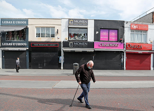 Persona de la tercera edad camina en las calles de Londres
