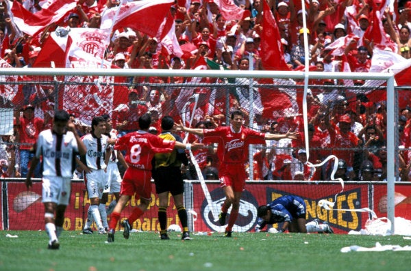 Jugadores de Toluca celebran anotar un penal en aquella Final