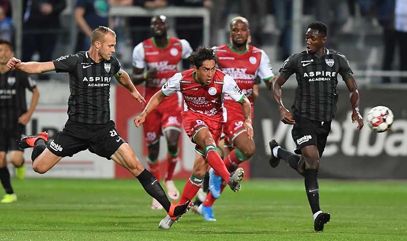 Give durante un duelo con el SV Zulte Waregem en Bélgica 