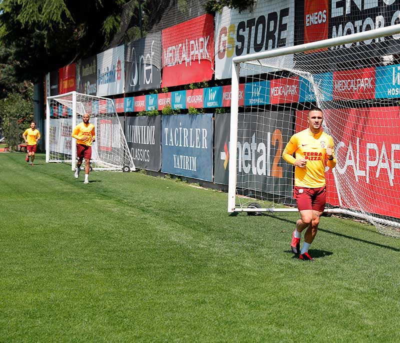 Jugadores del Galatasaray entrenando durante la pandemia