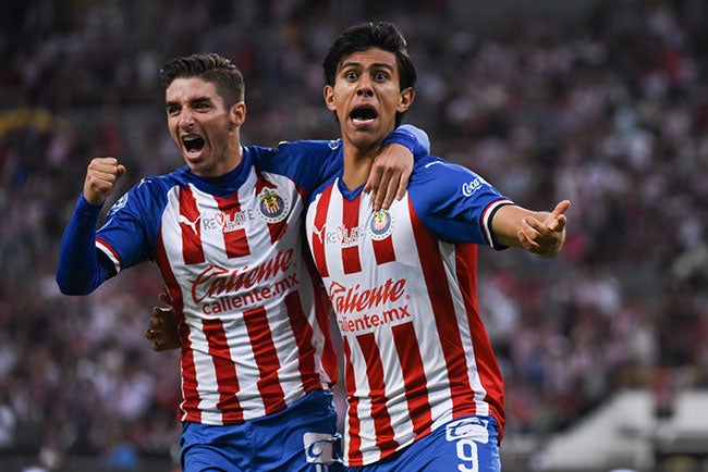 Brizuela y Macías celebran un gol con Chivas