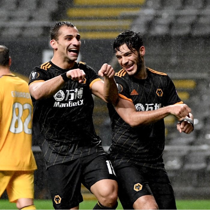 Raúl Jiménez y Jonny Otto celebran un gol