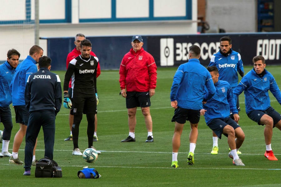 El técnico mexicano en un entrenamiento de su equipo