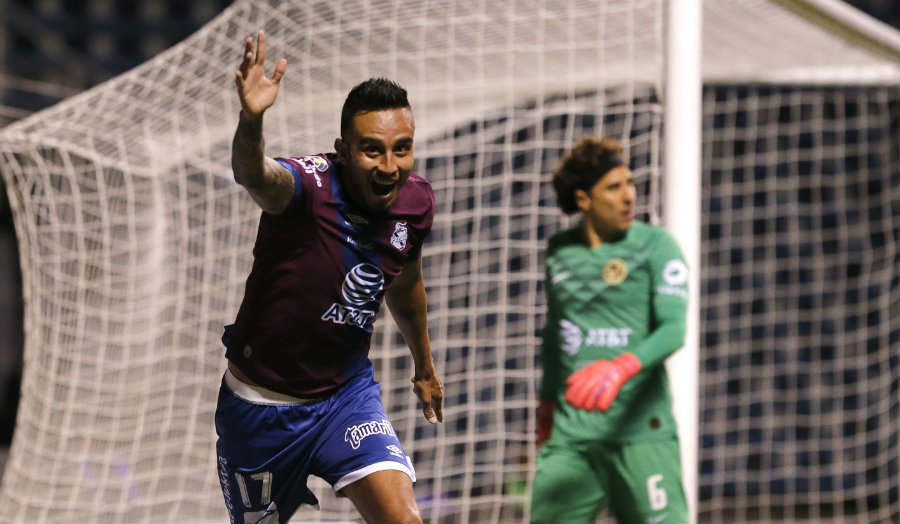 Jesús Zavala celebra gol con Puebla