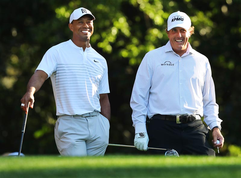 Tiger Woods y Phil MIckelson durante una competencia