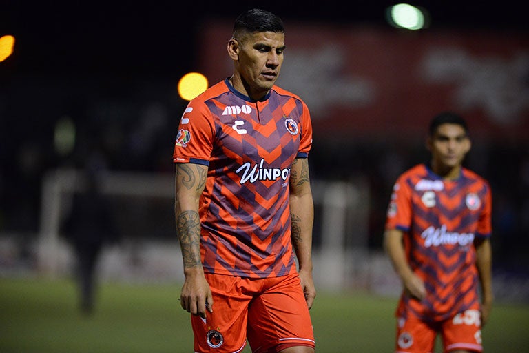 Carlos Salcido sale cabizbajo de la cancha