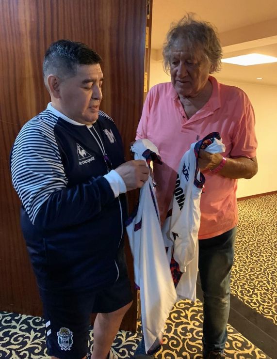 Maradona firmando la playera de Carlovich 