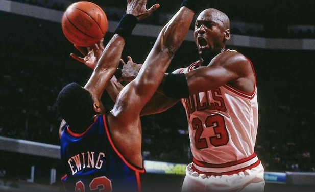 Jordan clavando un balón en un juego con los Bulls en contra de los Knicks 