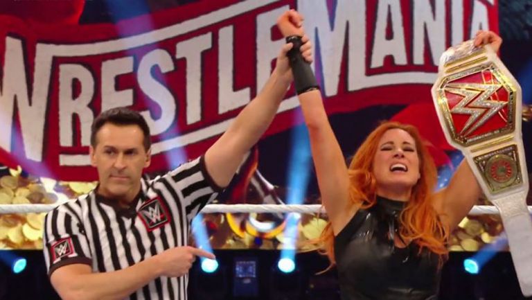 Becky Lynch levanta el cinturón de campeona