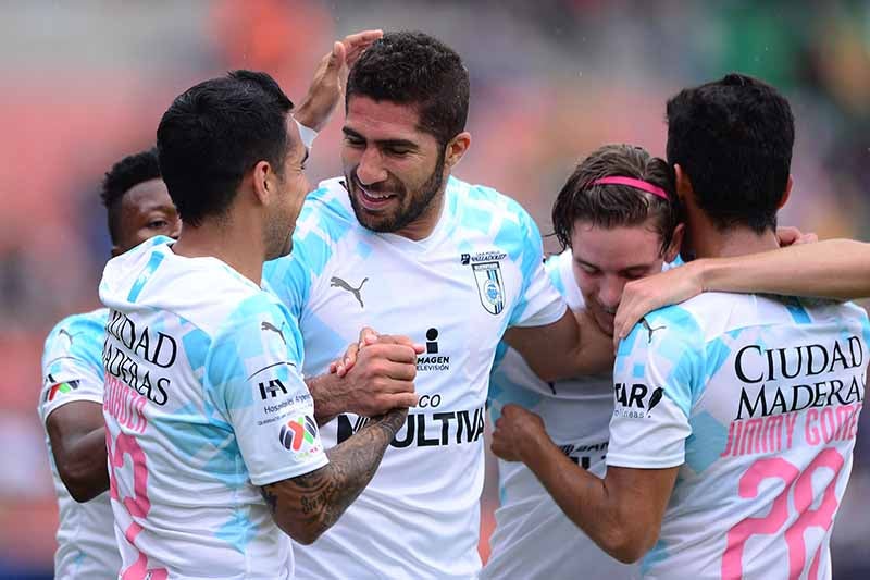 Pereira celebra una anotación con Gallos 