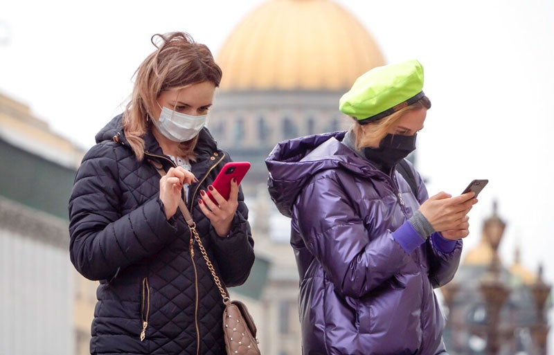 Mujeres usando cubrebocas en San Petersburgo