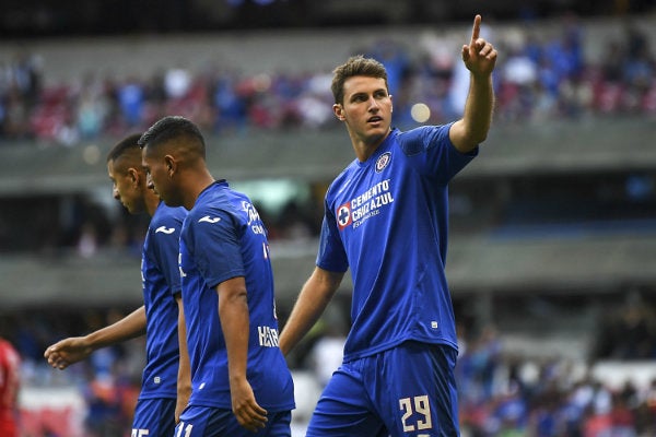 Santiago Giménez, delantero de Cruz Azul, celebrando un gol