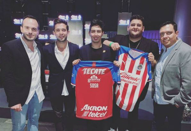 Daniel Sosa (centro) muestra orgulloso la playera de Chivas con su apellido