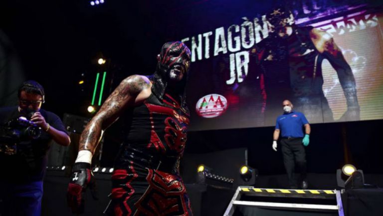 Pentagón Jr previo a una lucha en Lucha Fighter AAA 