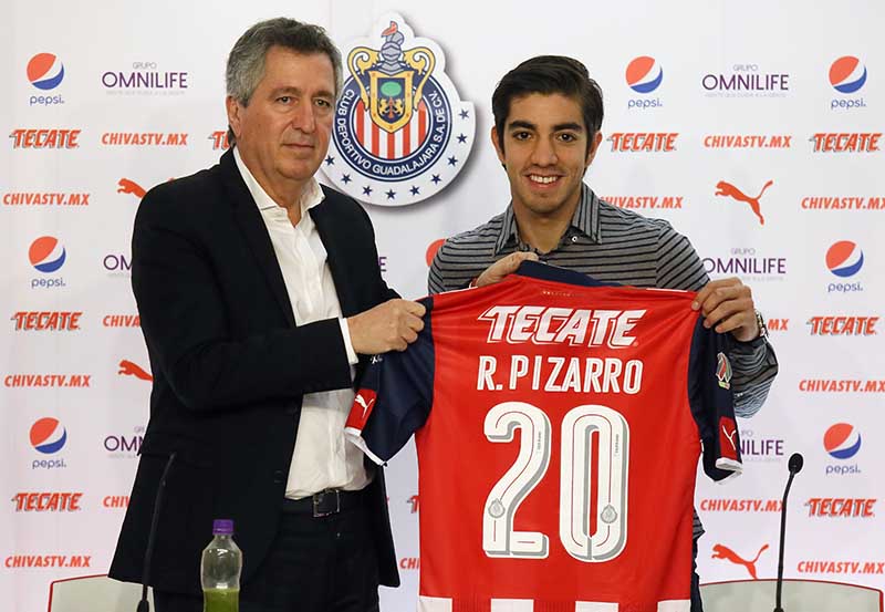 Jorge Vergara le dio la bienvenida a Pizarro en Chivas 
