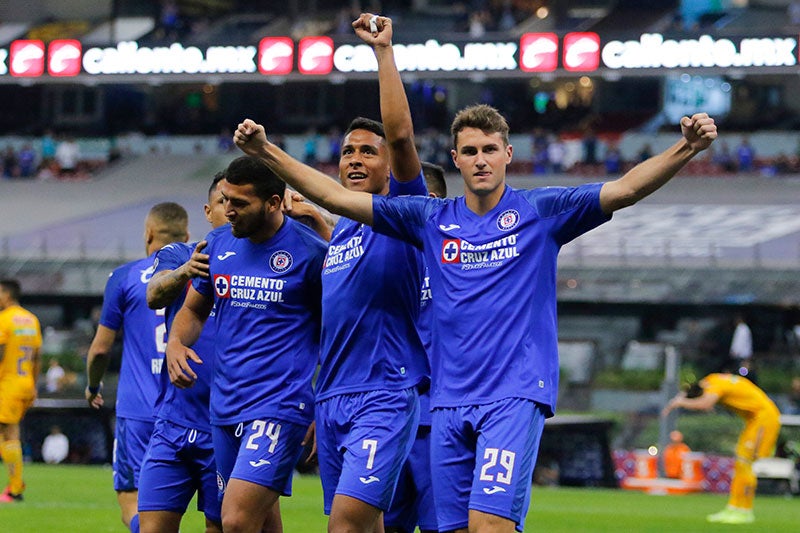 Chaquito celebra un gol de Cruz Azul