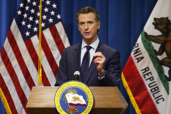 El gobernador de California Gavin Newsom en conferencia de prensa