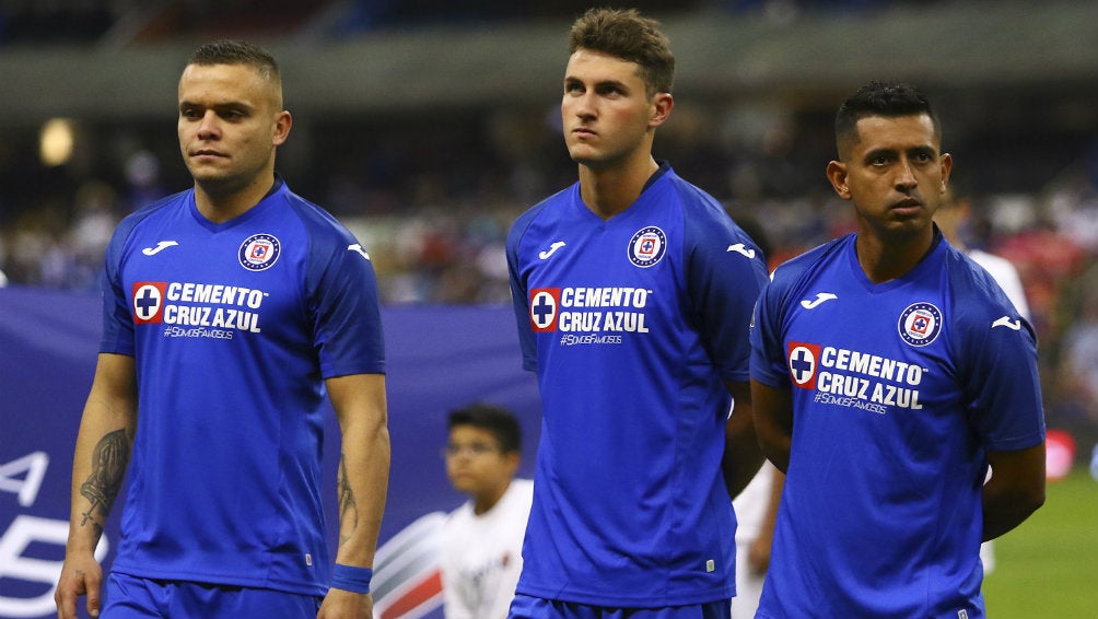 Jugadores de Cruz Azul, en una ceremonia protocolaria