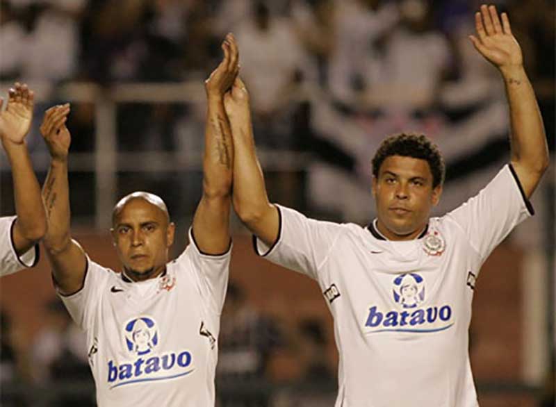 Roberto Carlos y Ronaldo previo a un duelo en Brasil