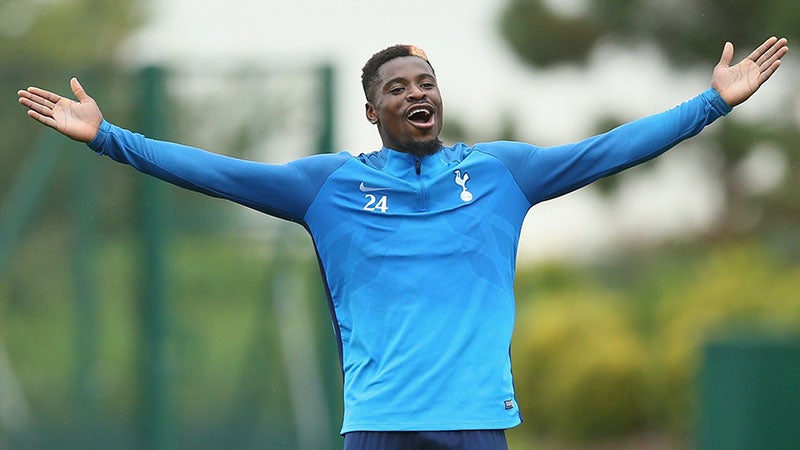 Serge Aurier durante un entrenamiento con Tottenham 