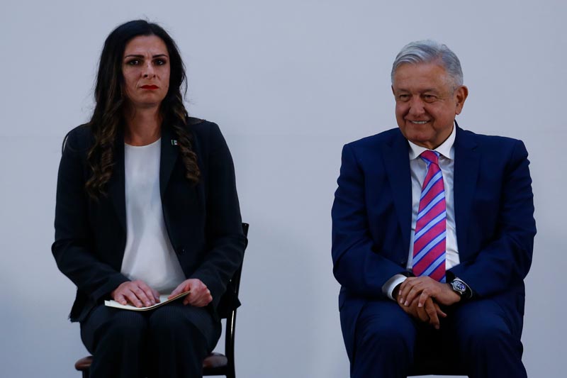 La directora de Conade con AMLO en un evento