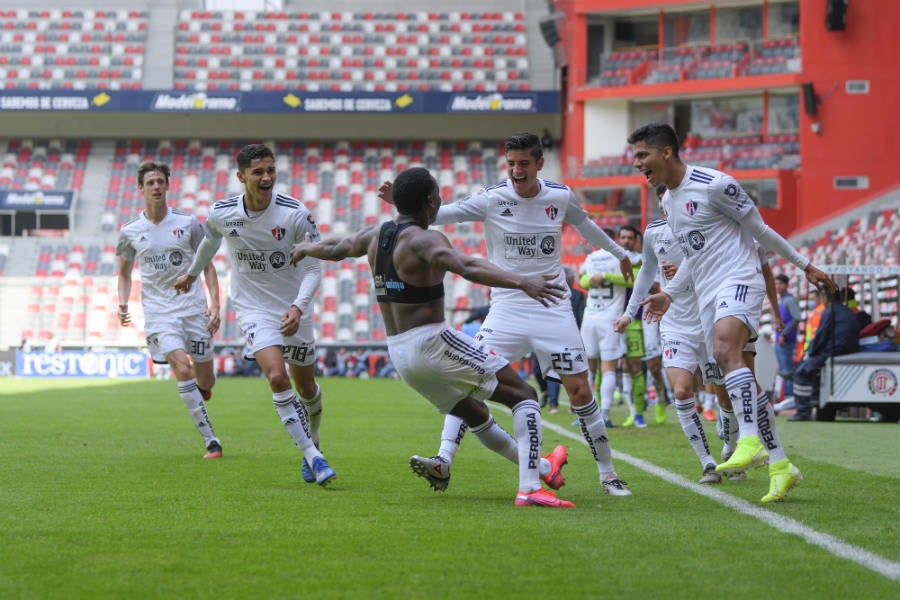 Futbolistas del Atlas celebran gol en el Nemesio Diez