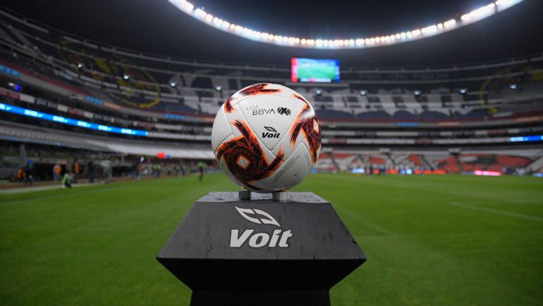 Balón del Clausura 2020 previo a juego entre Cruz Azul y América