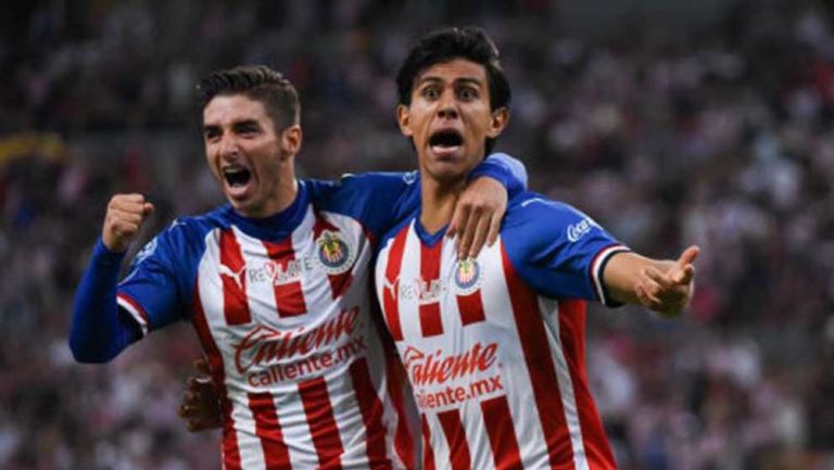 Macías y el Conejito Brizuela celebran un gol 
