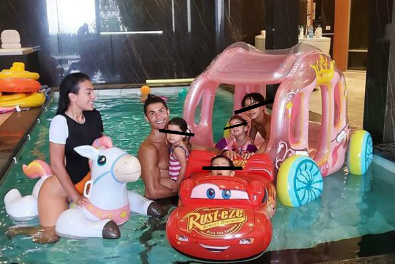 Cristiano y su familia en la piscina