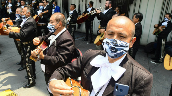 Mariachis con cubrebocas en las calles de México