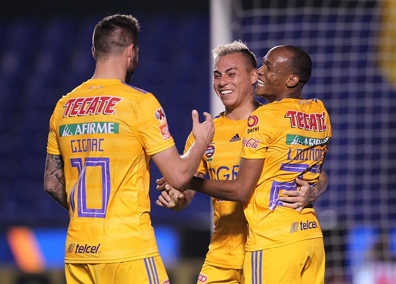 Gignac, el chileno y Quiñones celebrando un gol de Tigres