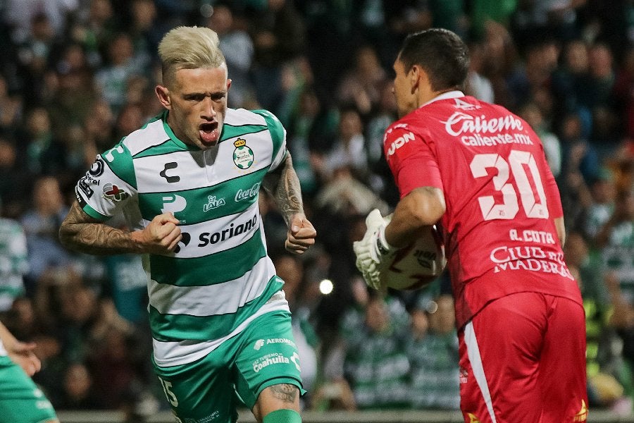 Brian Lozano celebrando un gol con Santos