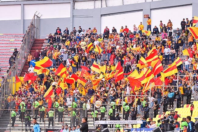 Afición de Monarcas apoya en el Estadio Morelos