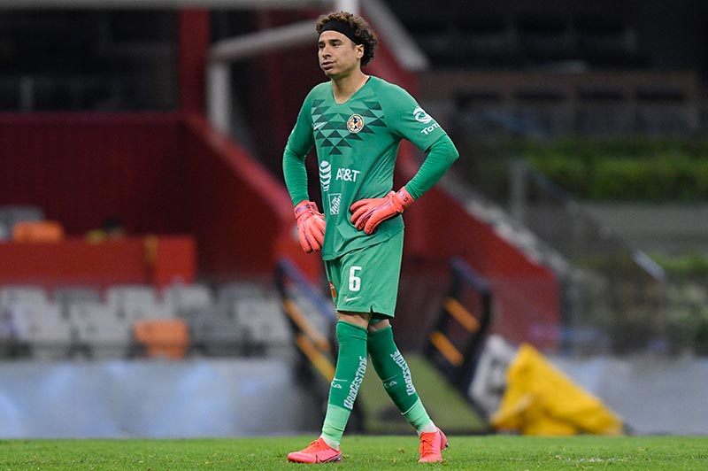 Ochoa lamenta una acción durante un partido