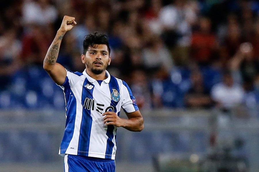 Jesús Corona durante un partido con Porto