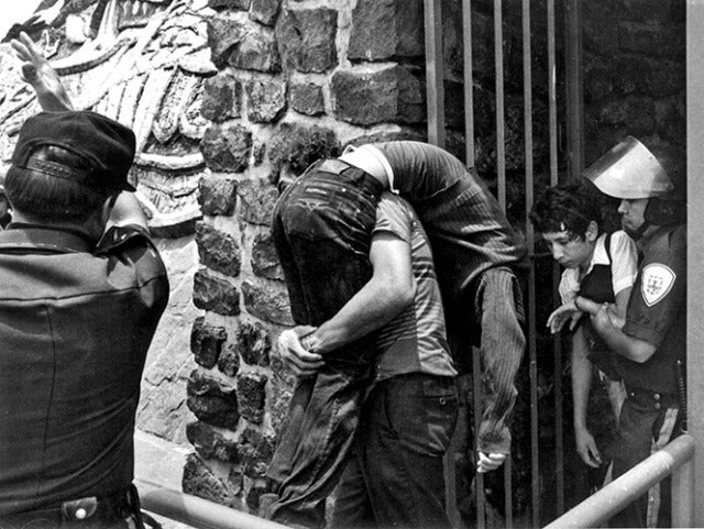 Padre cargando a su hijo