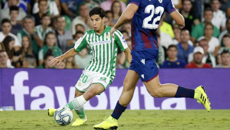 Diego Lainez durante un partido con el Betis