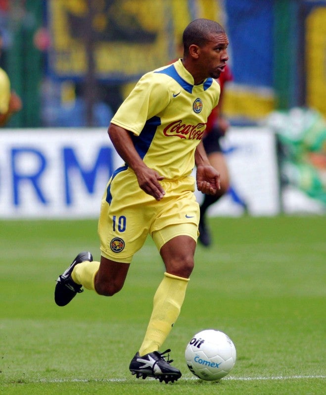 Djalminha durante un partido con América