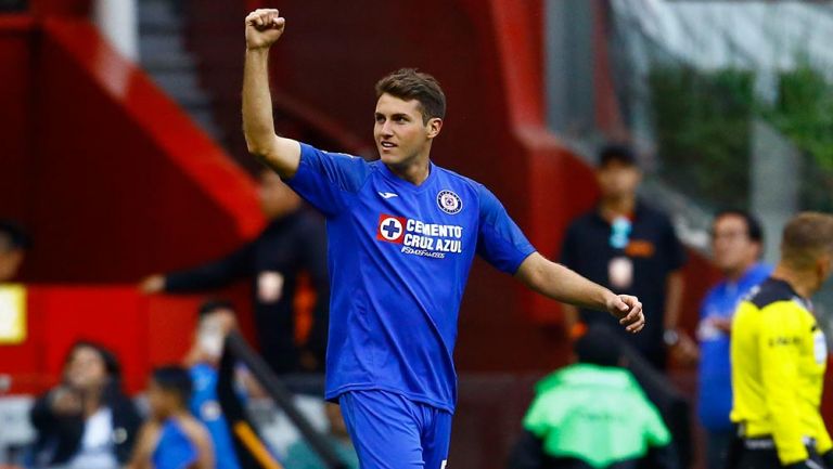 Giménez celebra un gol con Cruz Azul 