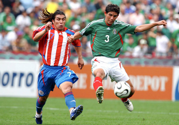 Salvador Cabañas en un partido entre Paraguay y México
