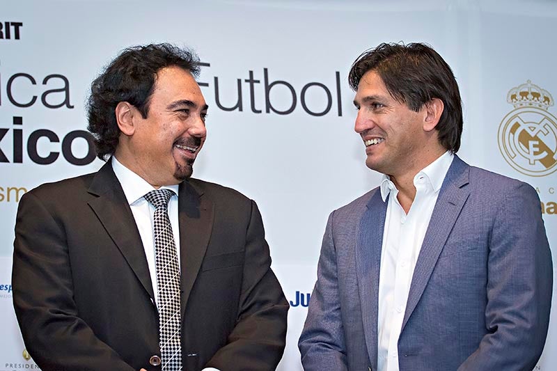 Hugo Sánchez y Bruno Marioni durante un evento 