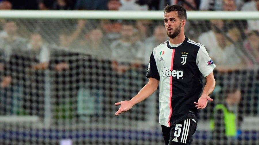 Pjanic durante un partido con la Juventus