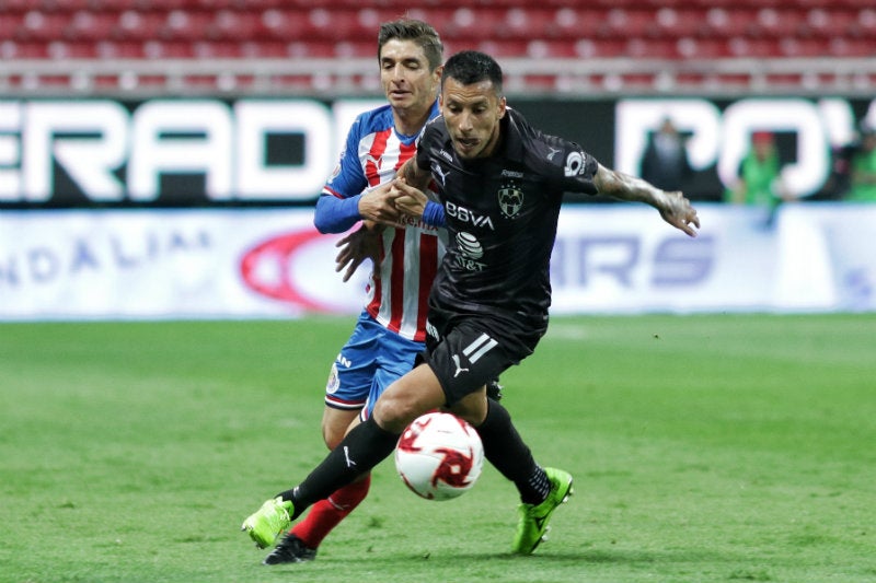 Vangioni en partido contra Chivas