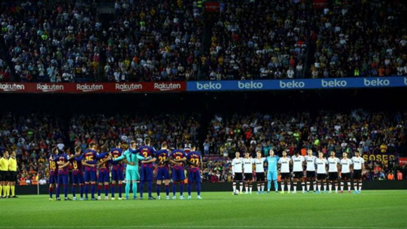 Minuto de silencio en el Camp Nou previo a un duelo 