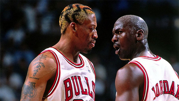Dennis Rodman junto a Michael Jordan