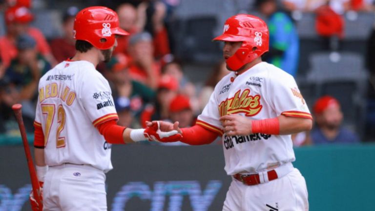 Jugadores de los Diablos Rojos celebran una carrera 