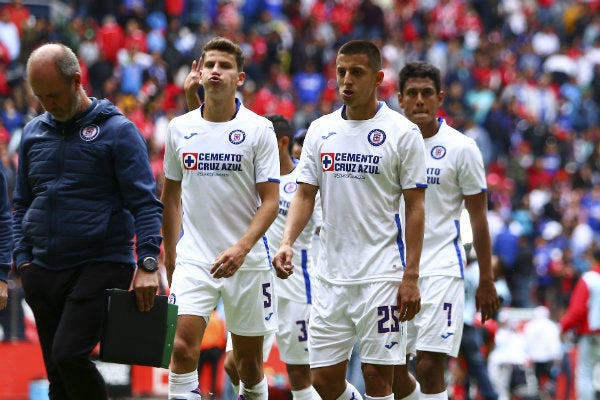 Jugadores de Cruz Azul en lamento