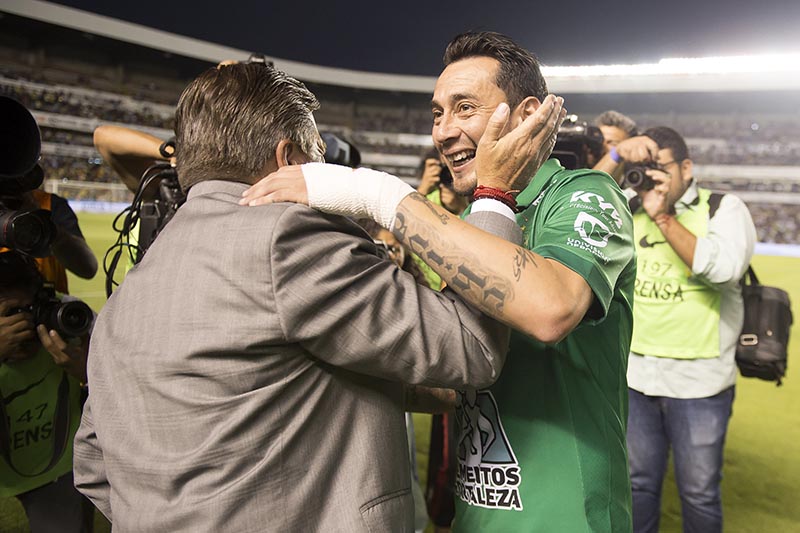 Rubens y Miguel se saludan previo a un duelo en Liga MX
