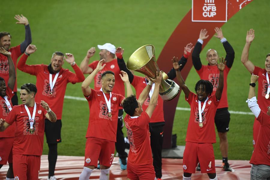 Jugador del Salzburgo, durante la celebración por el campeonato