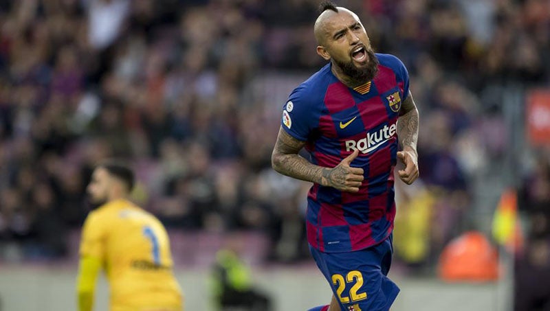 Vidal durante un duelo con Barcelona en La Liga 